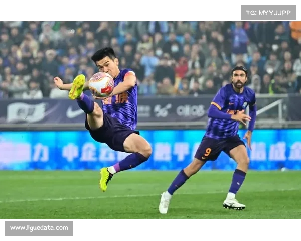 上海申花客场3-1战胜天津津门虎,连续两年屈居亚军。 上海申花客场3-1战胜天津津门虎,连续两年屈居亚军。